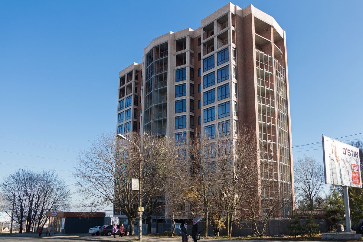 Комплекс расположен на краю холма