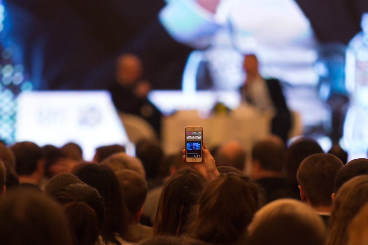 Некоторые участники форума вели прямые трансляции выступлений спикеров Некоторые участники форума вели прямые трансляции выступлений спикеров