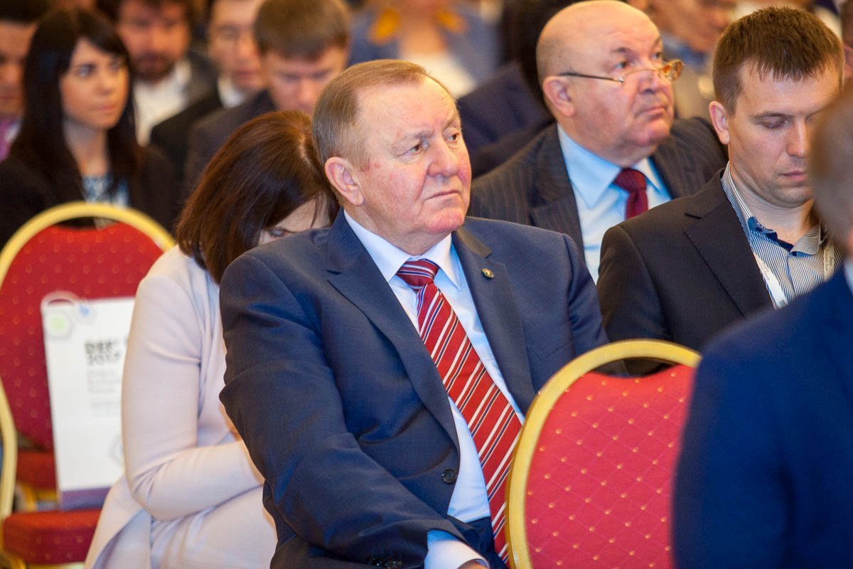 В зале собрались предприниматели и экономисты разных возрастов В зале собрались предприниматели и экономисты разных возрастов