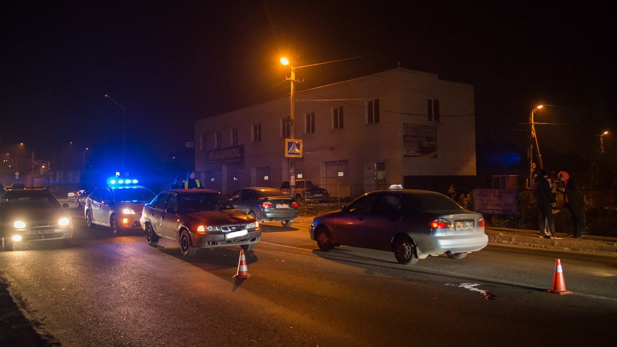 Водитель Daewoo, прежде чем остановится окончательно, проехал с пострадавшим на лобовом стекле несколько метров Водитель Daewoo, прежде чем остановится окончательно, проехал с пострадавшим на лобовом стекле несколько метров