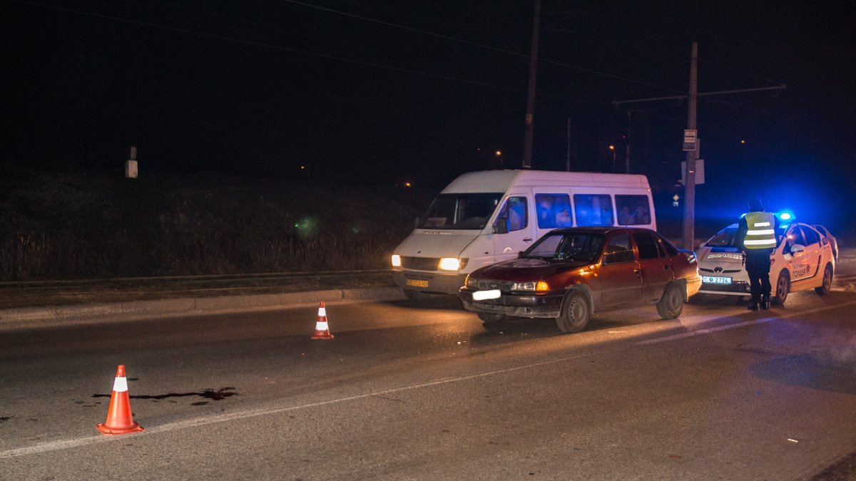 На Каруны Daewoo сбил дедушку на переходе и протащил несколько метров 6