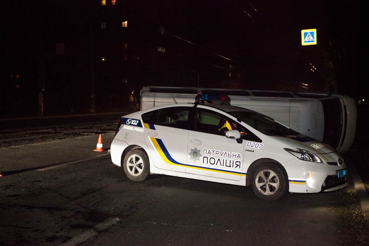 Патрульная полиция выясняет подробности ДТП Патрульная полиция выясняет подробности ДТП