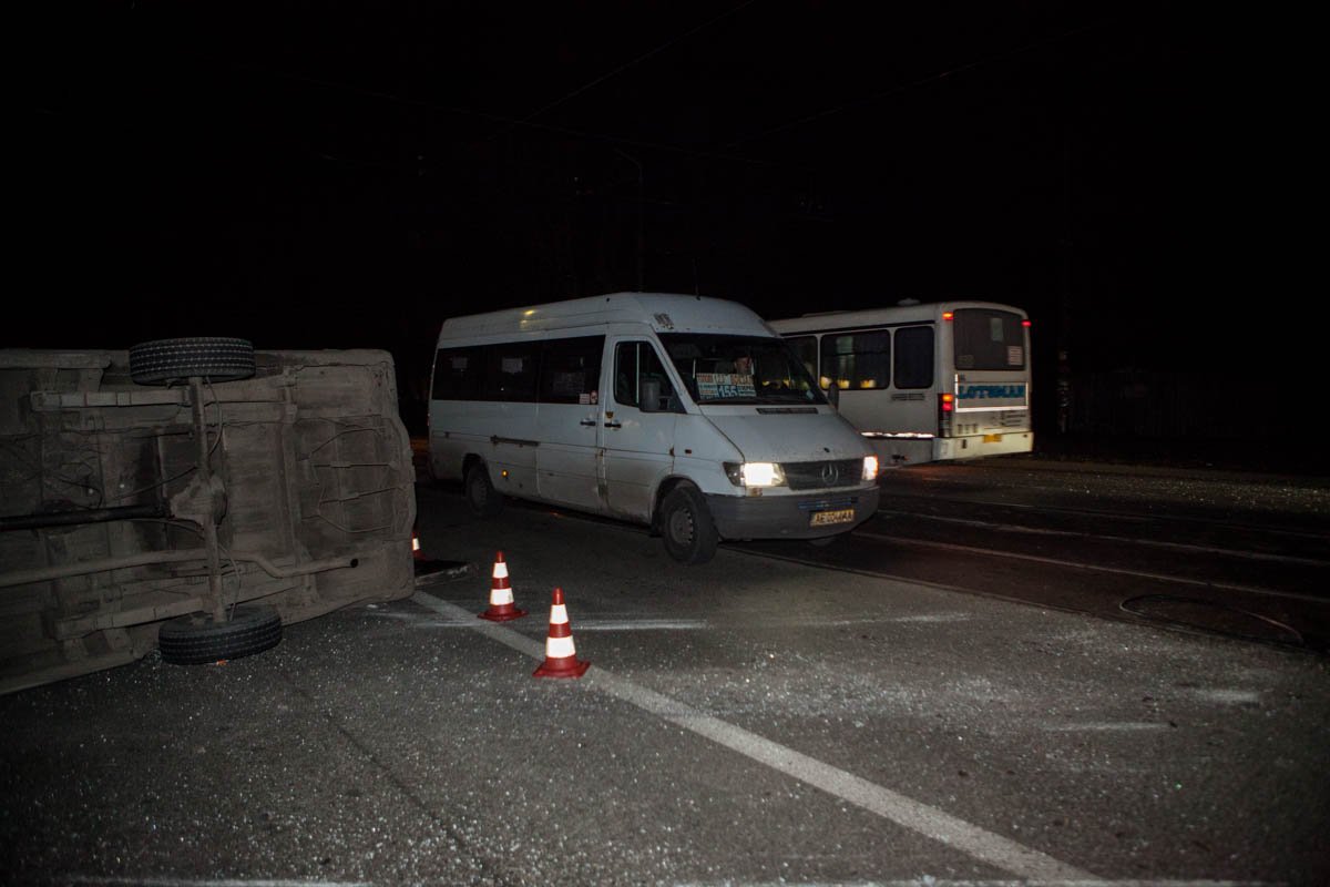 Микроавтобус перевернулся, и по инерции его протянуло по асфальту несколько метров Микроавтобус перевернулся, и по инерции его протянуло по асфальту несколько метров