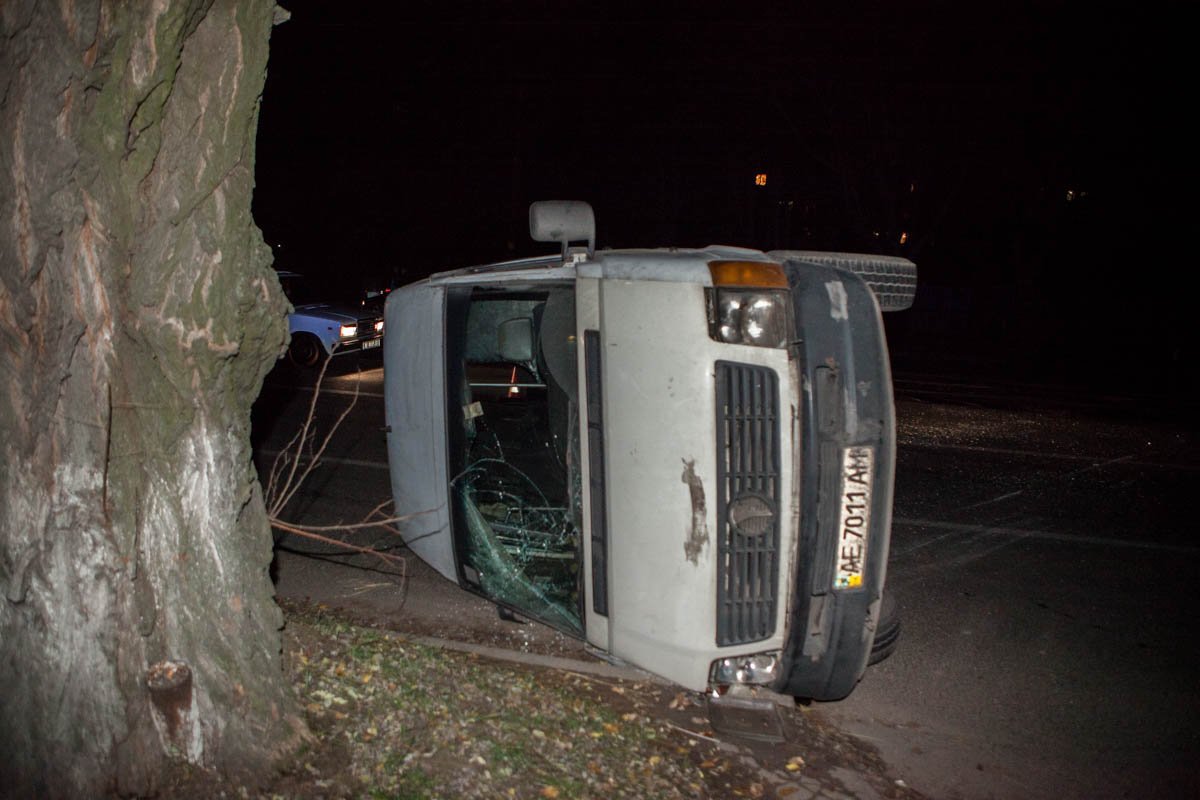 Микроавтобус перевернулся на бок из-за перебегающего дорогу пешехода Микроавтобус перевернулся на бок из-за перебегающего дорогу пешехода