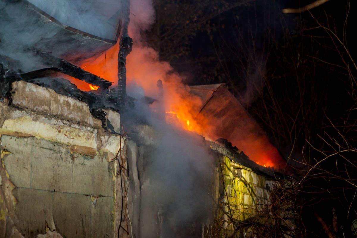 Пламя перекинулось на крышу, и обвалился потолок  Пламя перекинулось на крышу, и обвалился потолок