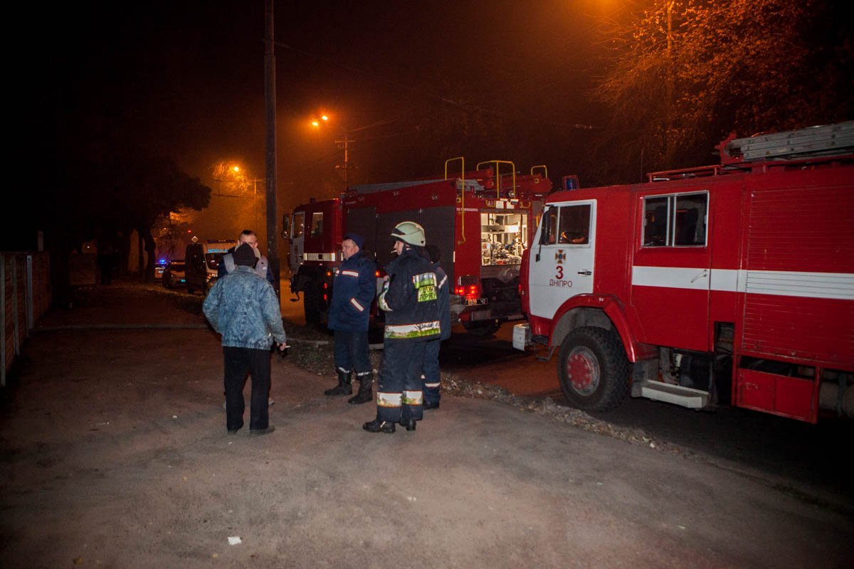 На ликвидацию пожара прибыло 2 пожарные машины. На ликвидацию пожара прибыло 2 пожарные машины.