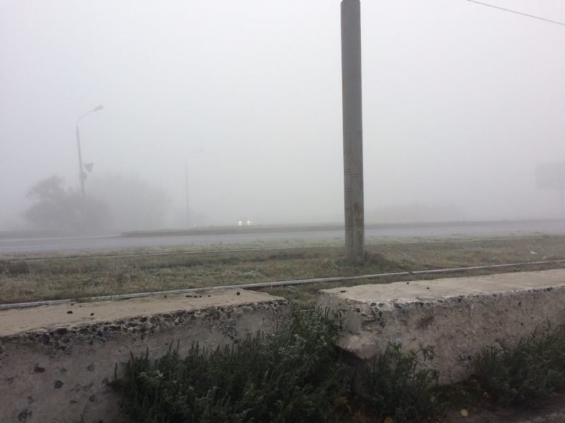 На дороге все за белой стеной