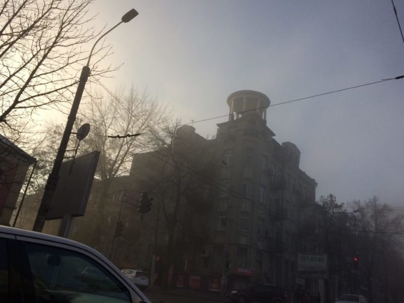 Дома уходят в туманное небо