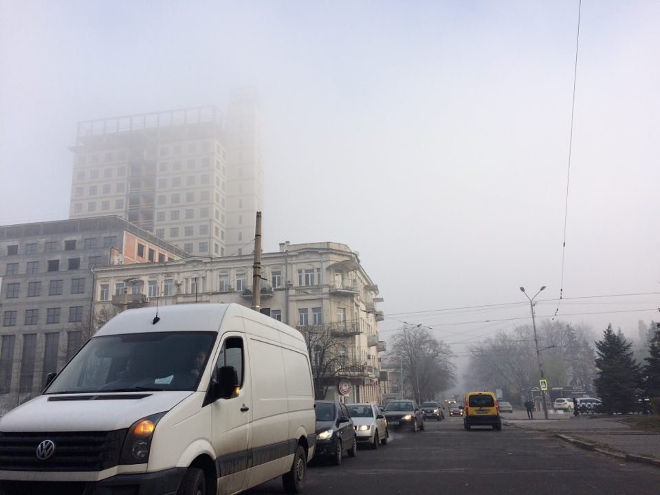 Верхних этажей высоток почти не видно