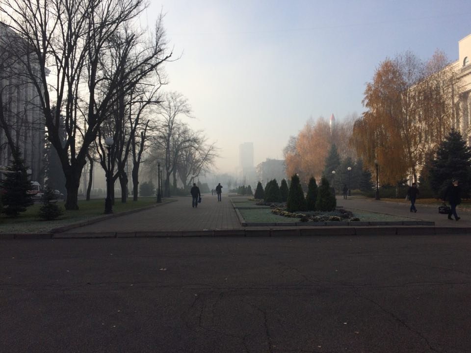 Центр Днепра заволокла молочная дымка