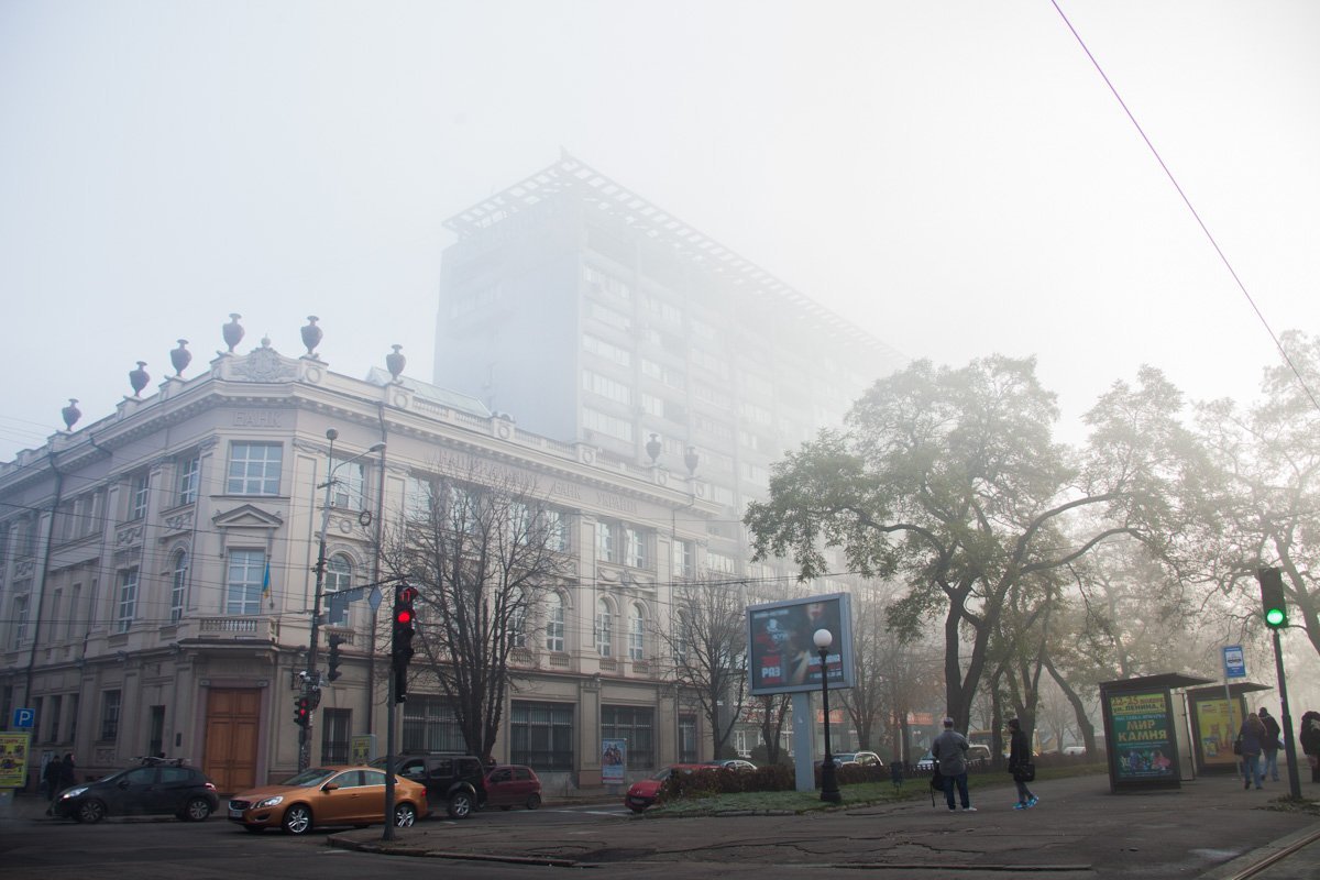 Здания прячутся в тумане