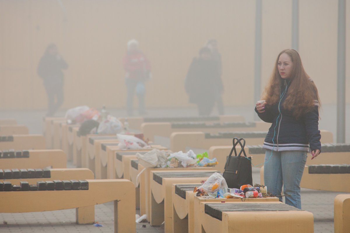 В тумане едва различимы силуэты людей