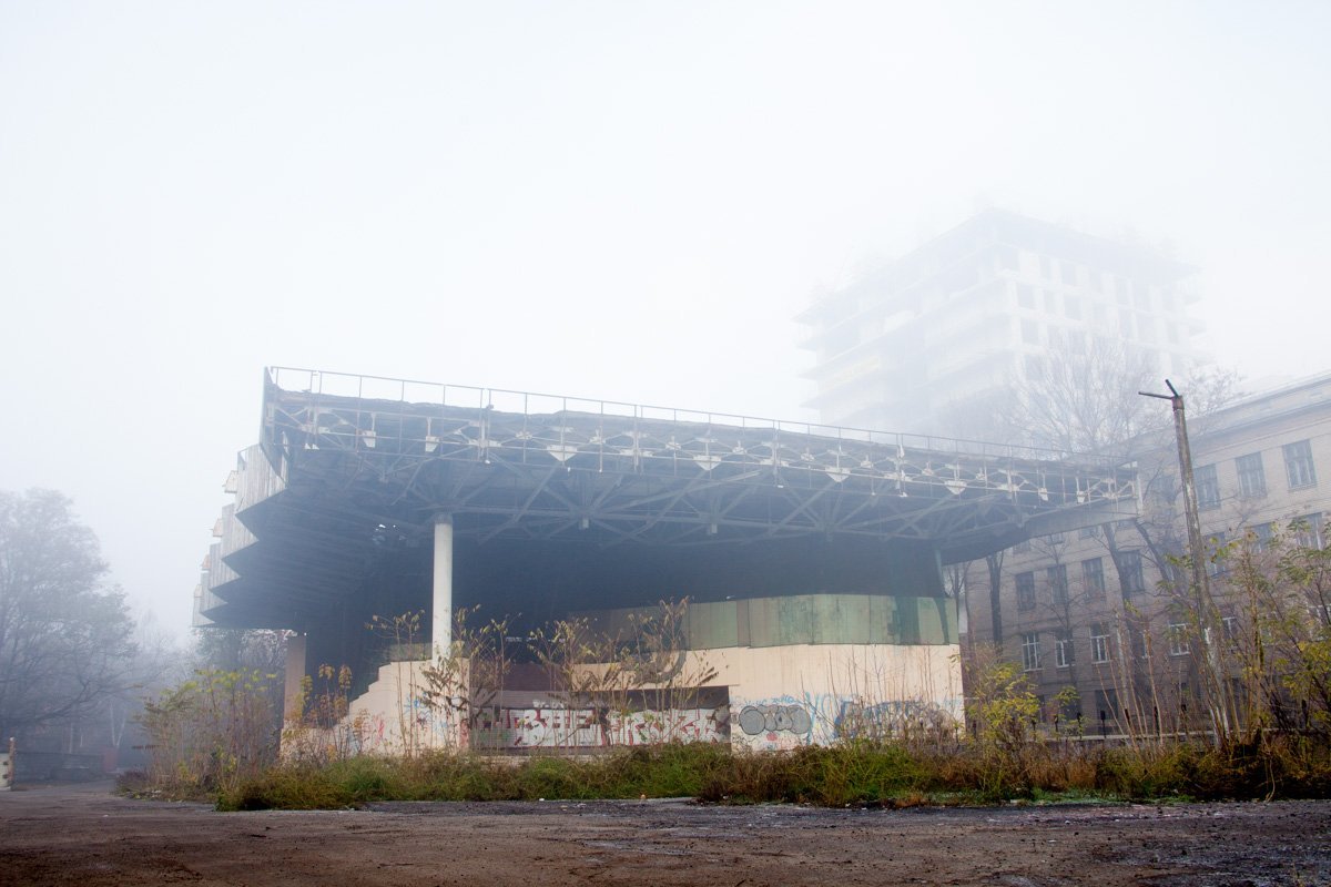 Здания в тумане порой выглядят зловеще