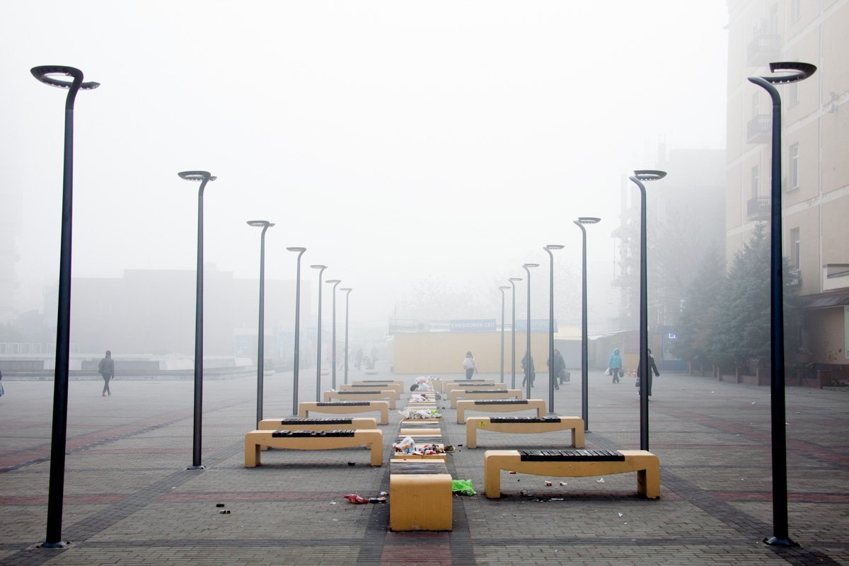 Один за другим фонари тонут в тумане