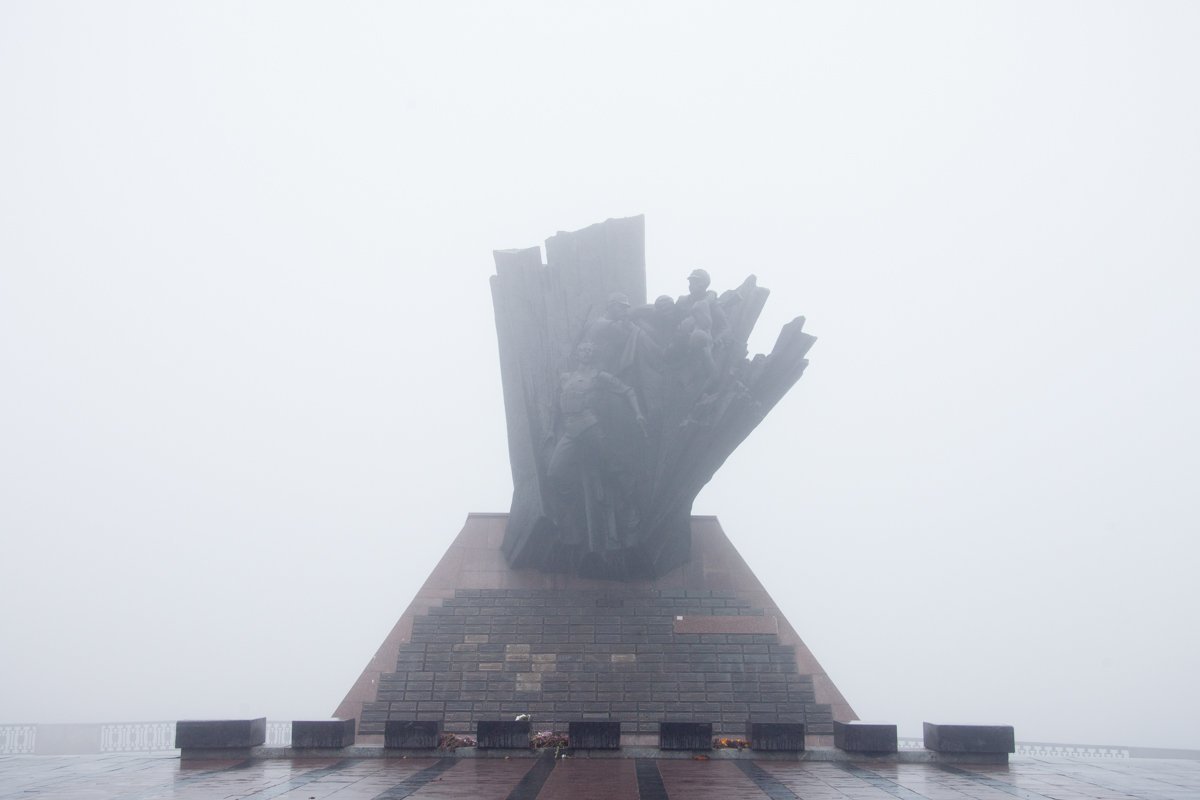 Одинокий памятник напоминает вершину горы в облаках