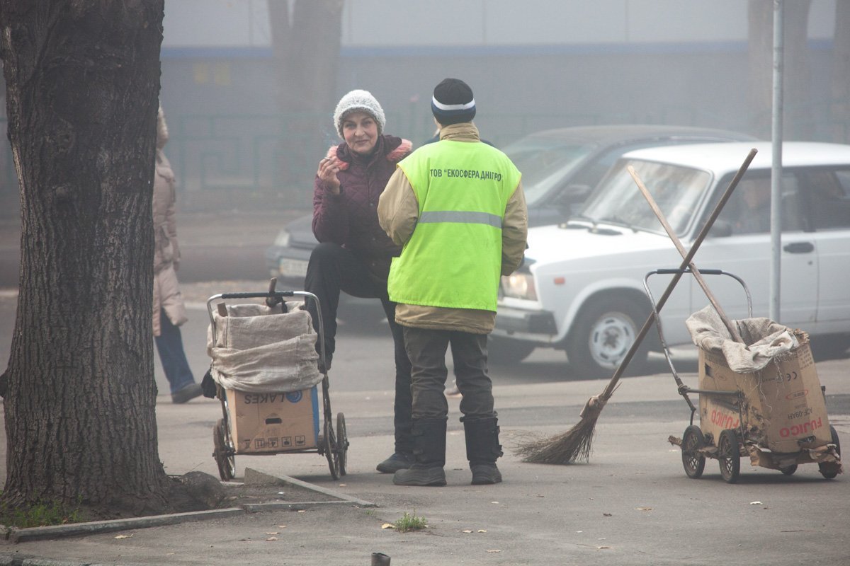 Хоть в тумане и не видно мусора, но город должен быть чистым