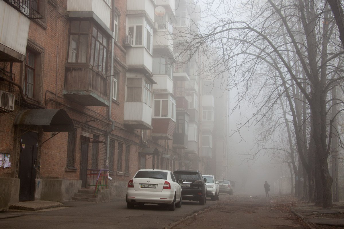 Дворик в туманы выглядит уютно