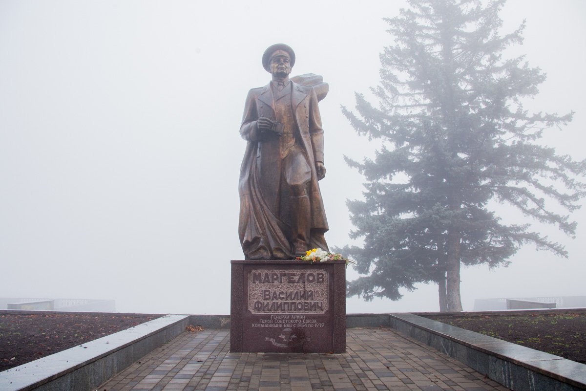 Еще один памятник в оковах белой пелены