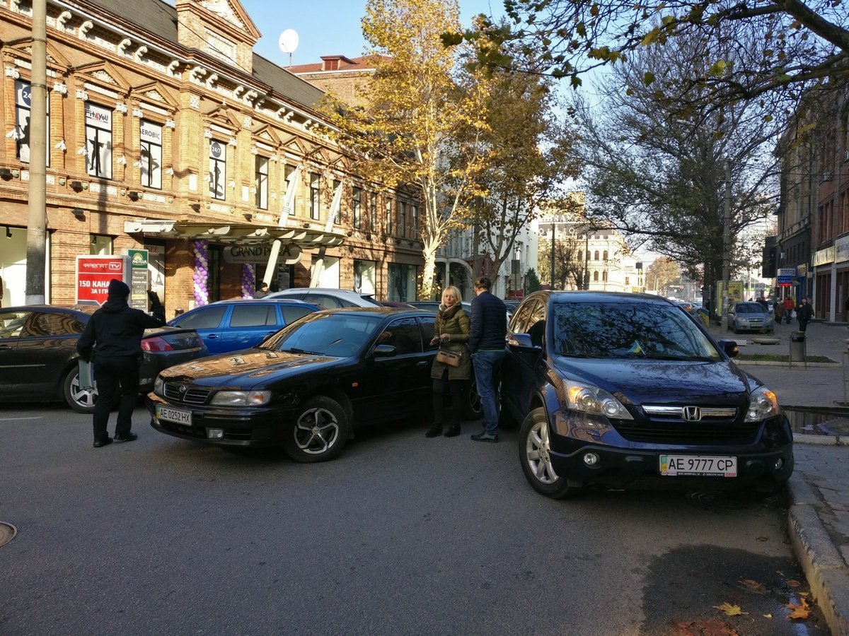 Машины столкнулись на улице Короленко, не далеко от пересечения с проспектом Дмитрия Яворницкого Машины столкнулись на улице Короленко, не далеко от пересечения с проспектом Дмитрия Яворницкого