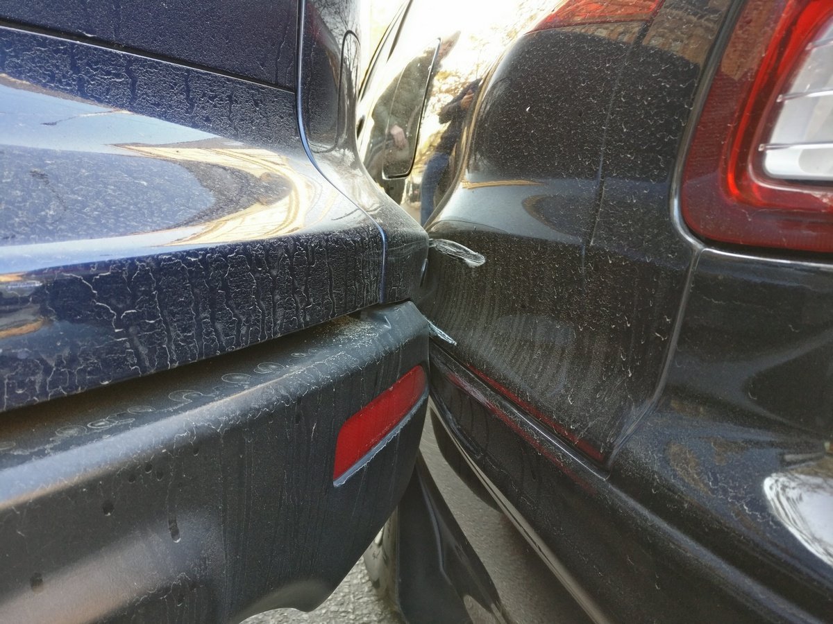 На машинах видны лишь небольшие царапины На машинах видны лишь небольшие царапины