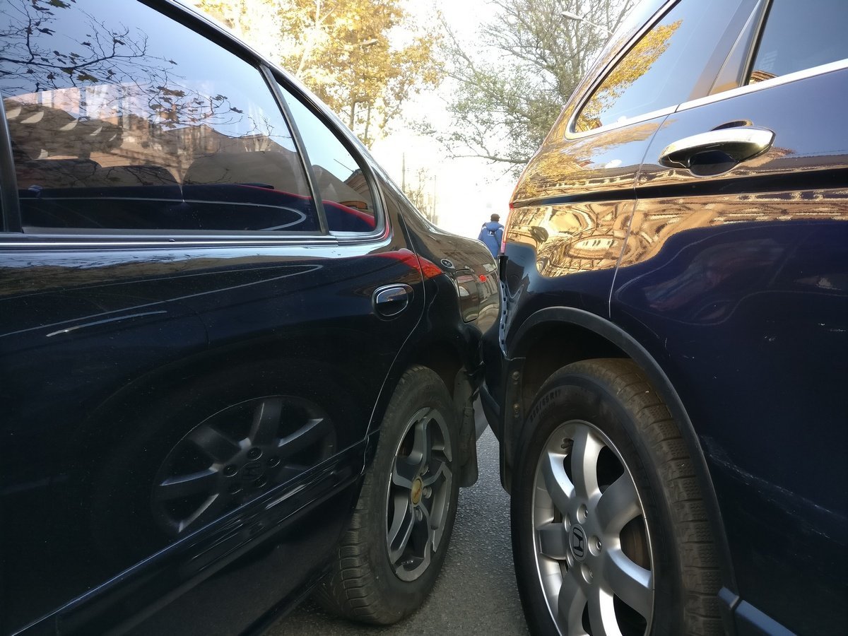 Авария произошла, когда машины сдавали задом Авария произошла, когда машины сдавали задом