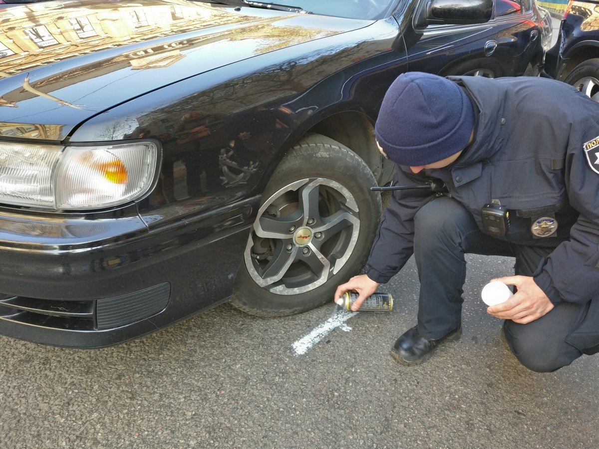 Патрульные работают на месте ДТП Патрульные работают на месте ДТП