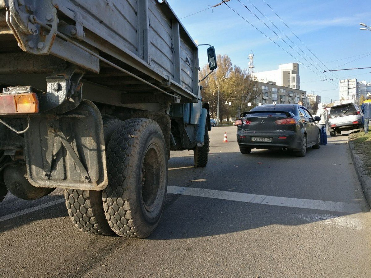 На Запорожском шоссе столкнулись ЗИЛ и Mitsubishi На Запорожском шоссе столкнулись ЗИЛ и Mitsubishi
