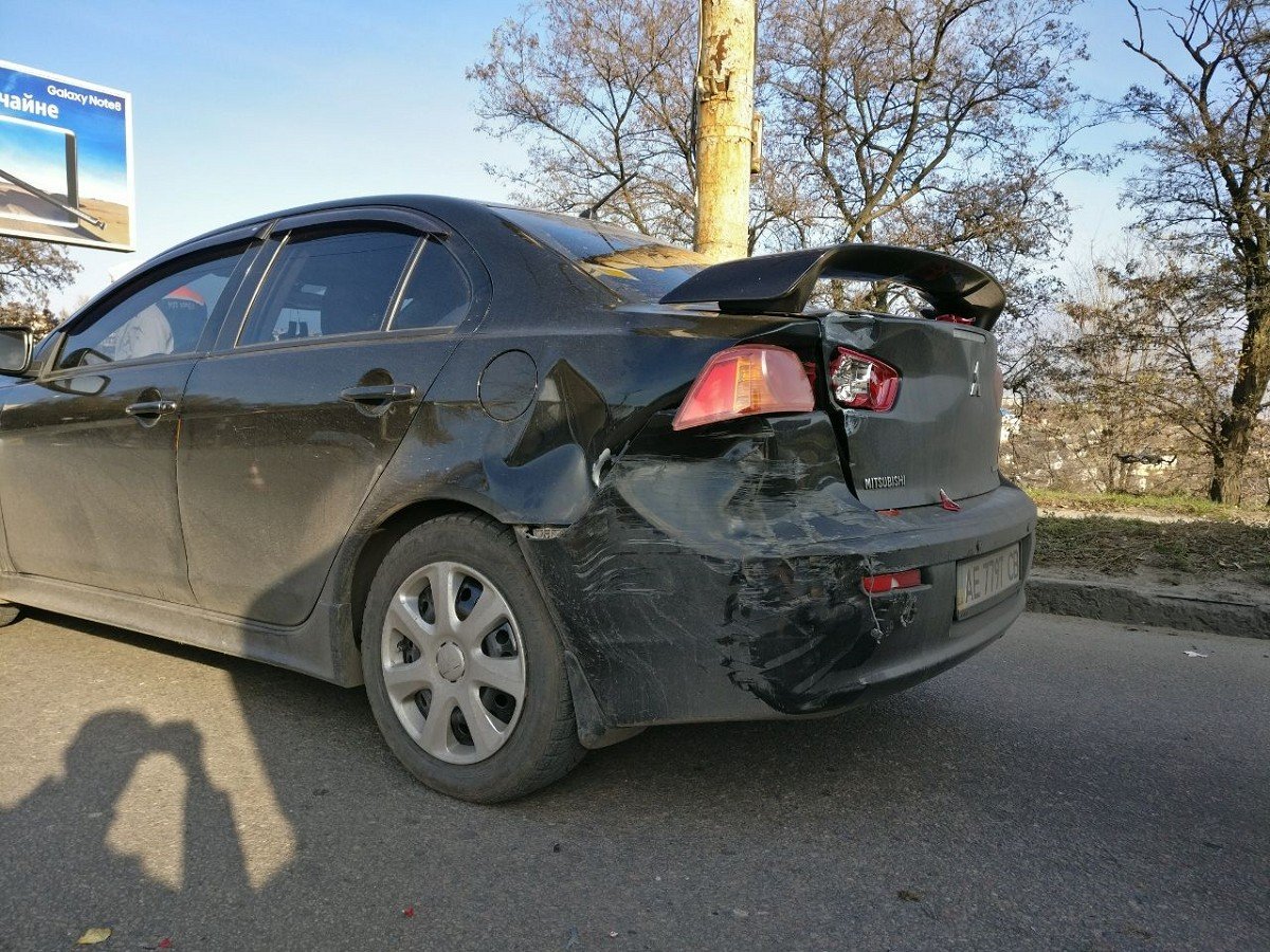 Mitsubishi остановился на "красный" сигнал светофора Mitsubishi остановился на "красный" сигнал светофора