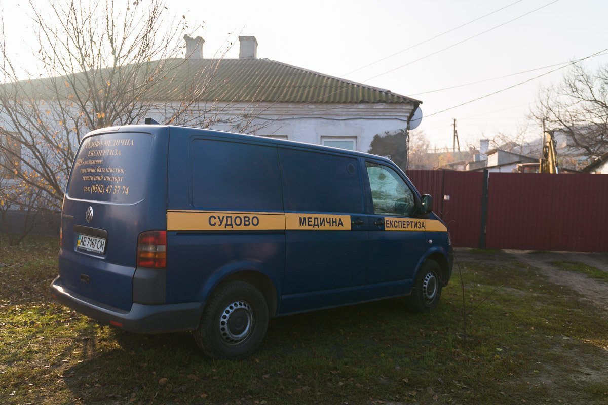 На месте работали судебно-медицинские эксперты, которые установили причину смерти На месте работали судебно-медицинские эксперты, которые установили причину смерти