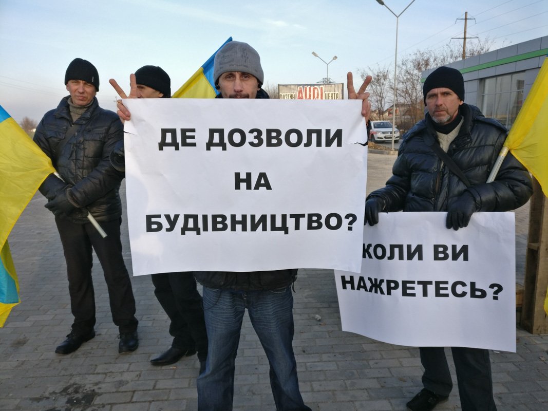 Люди протестуют против строительства заправки Люди протестуют против строительства заправки