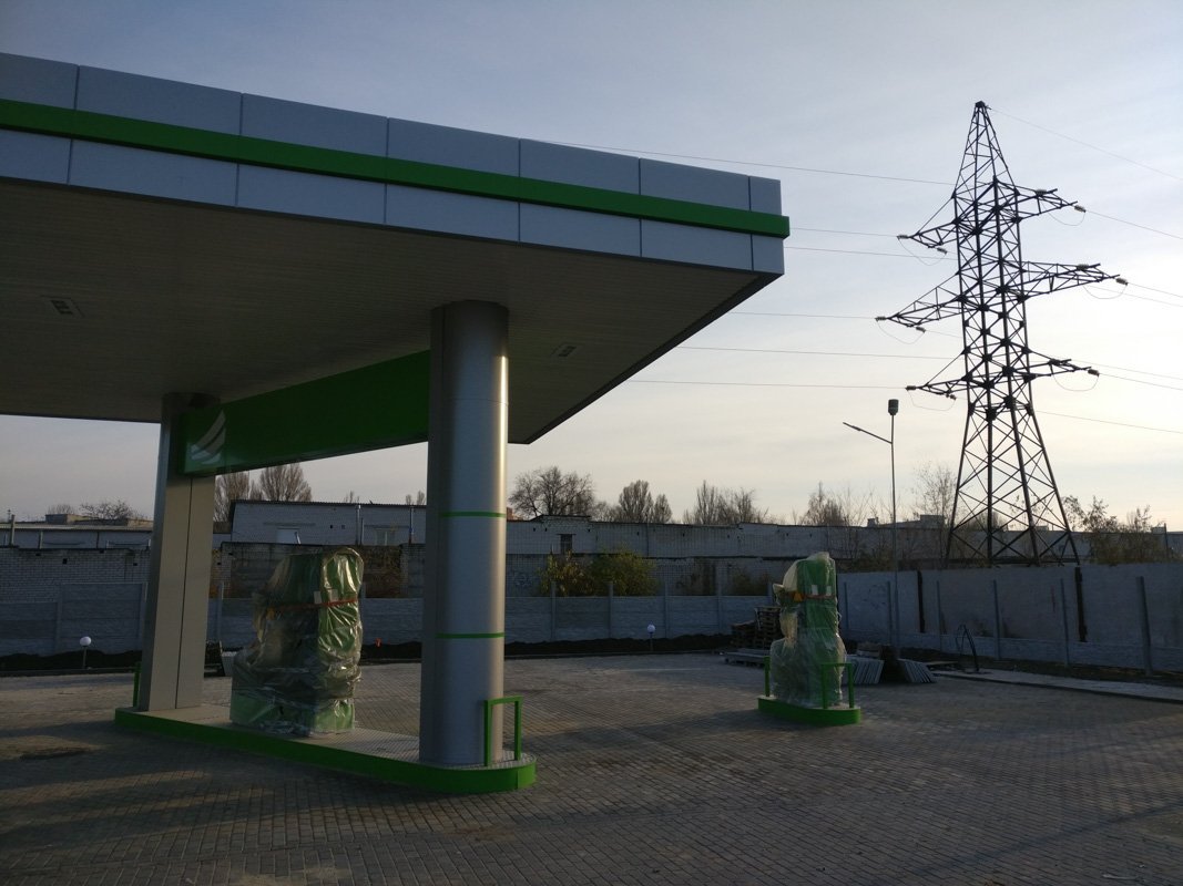 Линии электропередач находятся совсем рядом Линии электропередач находятся совсем рядом