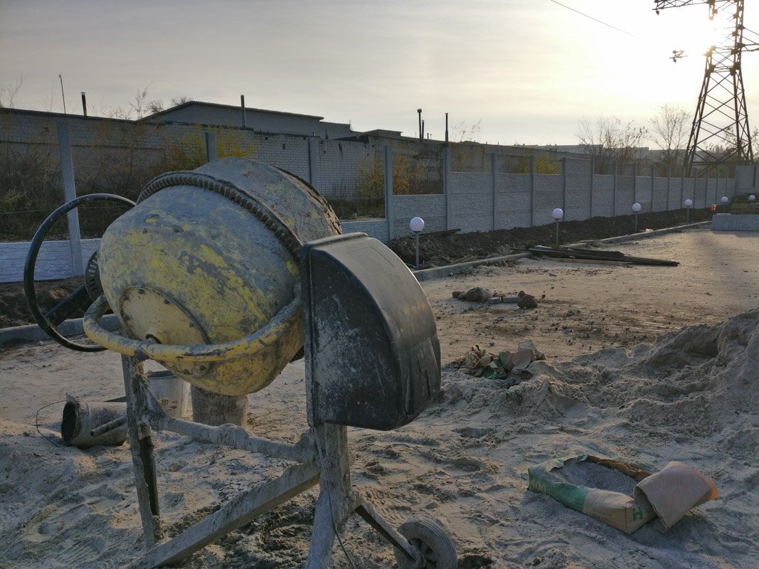 На стройплощадке нет никаких предупреждающих знаков На стройплощадке нет никаких предупреждающих знаков