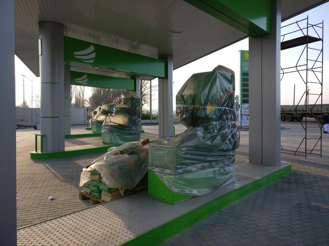 На заправке уже установили бензоколонки На заправке уже установили бензоколонки