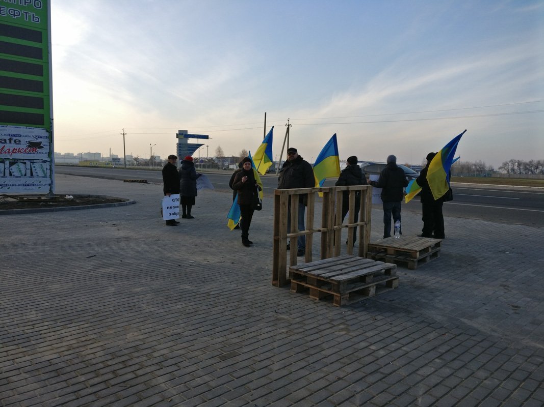 Митингующие говорят, что заправка опасна, потому что находится рядом с ЛЭП Митингующие говорят, что заправка опасна, потому что находится рядом с ЛЭП