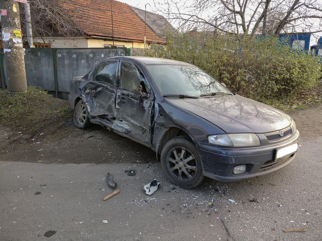 Правая часть Mazda сильно помята