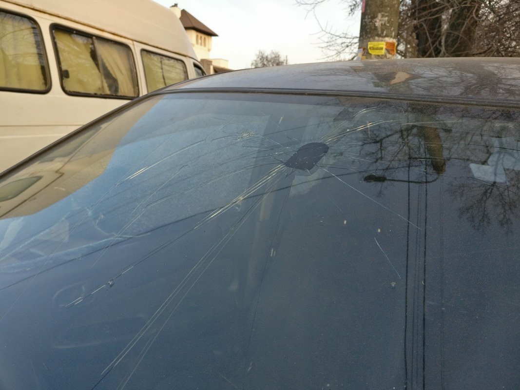 У машины треснуло лобовое стекло
