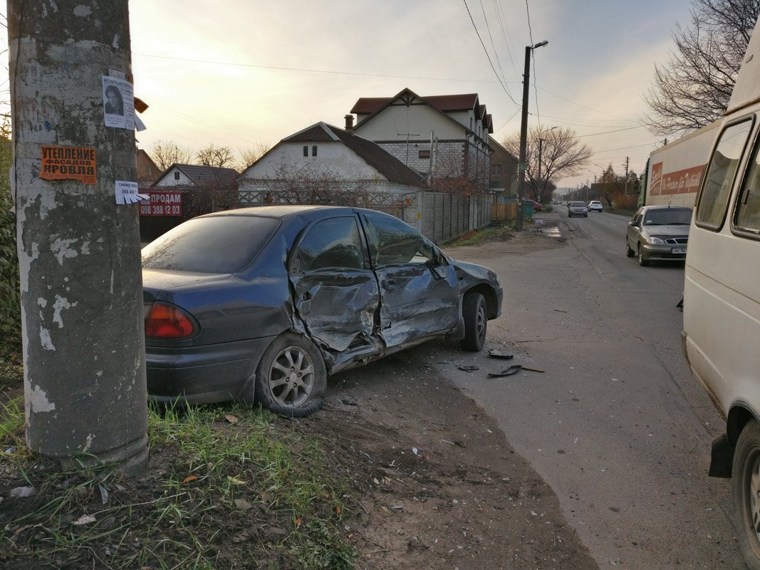 Mazda чуть не врезалась в столб