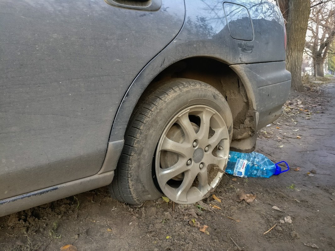 С авто слетели покрышки