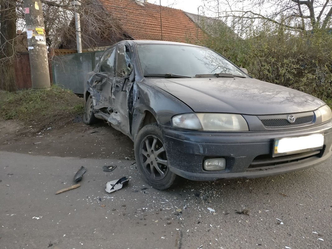 На земле лежат осколки побитых авто