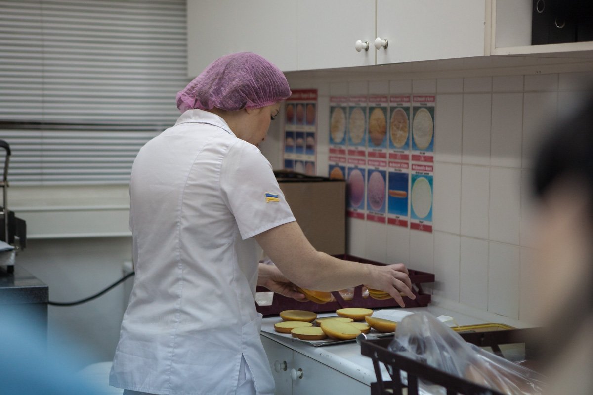 В лаборатории проверяют каждую партию булочек