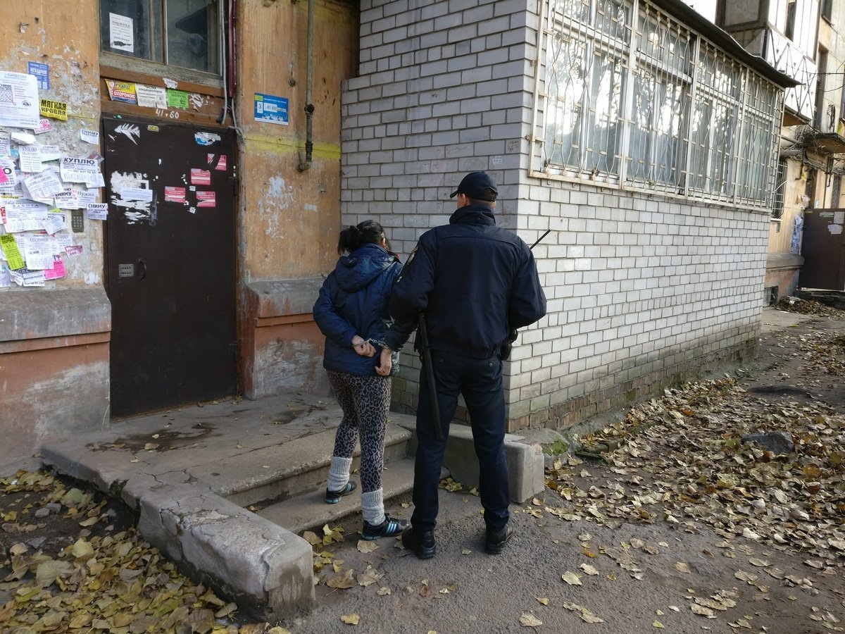 Полиция задержала грабительницу у ее дома Полиция задержала грабительницу у ее дома