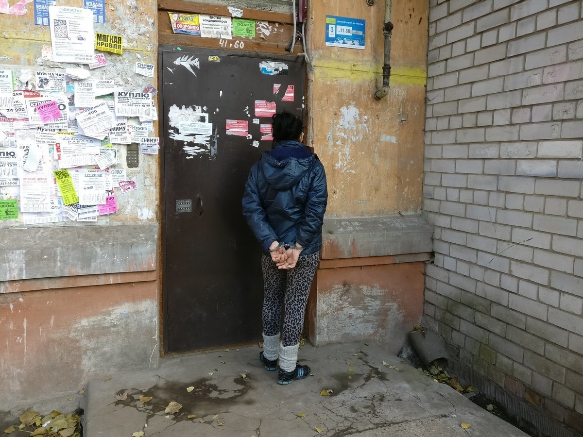 Пьяная женщина прячет лицо от камер Пьяная женщина прячет лицо от камер