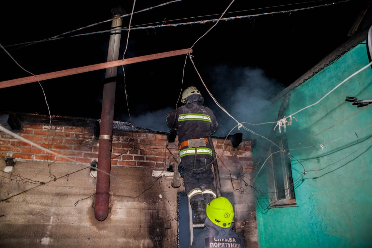 Спасатели борются с огнем Спасатели борются с огнем