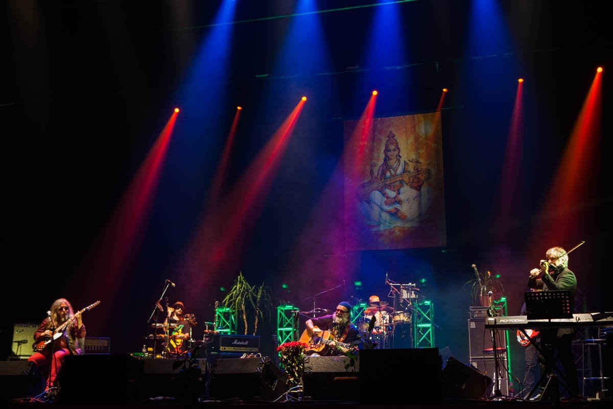 Устал пить чай, я устал пить вино, я зажег весь свет, но стало темно Устал пить чай, я устал пить вино, я зажег весь свет, но стало темно