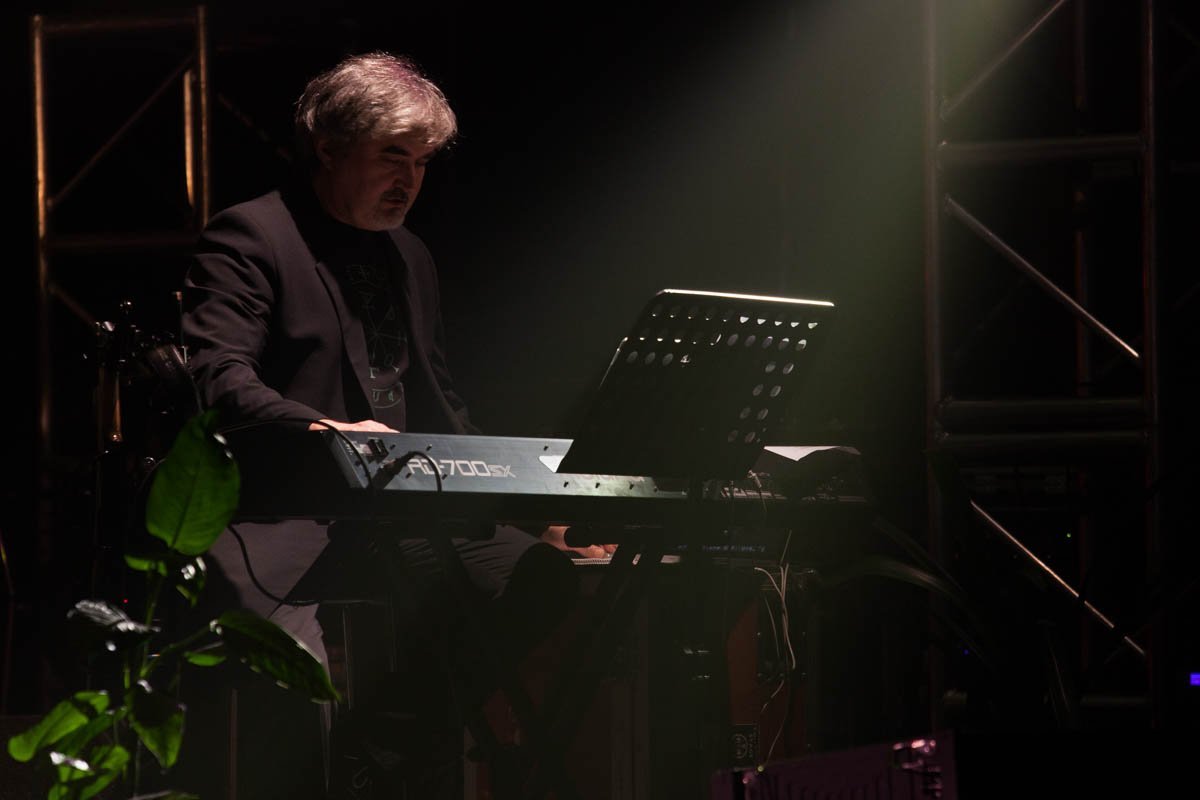 Андрей Суротдинов, скрипач, а теперь еще и клавишник "Аквариума". В группе с 1999 года. Андрей Суротдинов, скрипач, а теперь еще и клавишник "Аквариума". В группе с 1999 года.