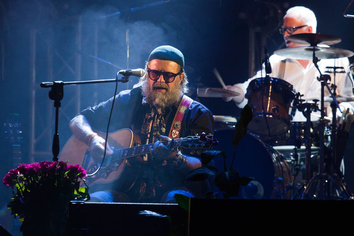 Лошадь белая на траве, далеко ушла в поле. Дома упряжь вся в серебре, а ей нужно лишь воли Лошадь белая на траве, далеко ушла в поле. Дома упряжь вся в серебре, а ей нужно лишь воли