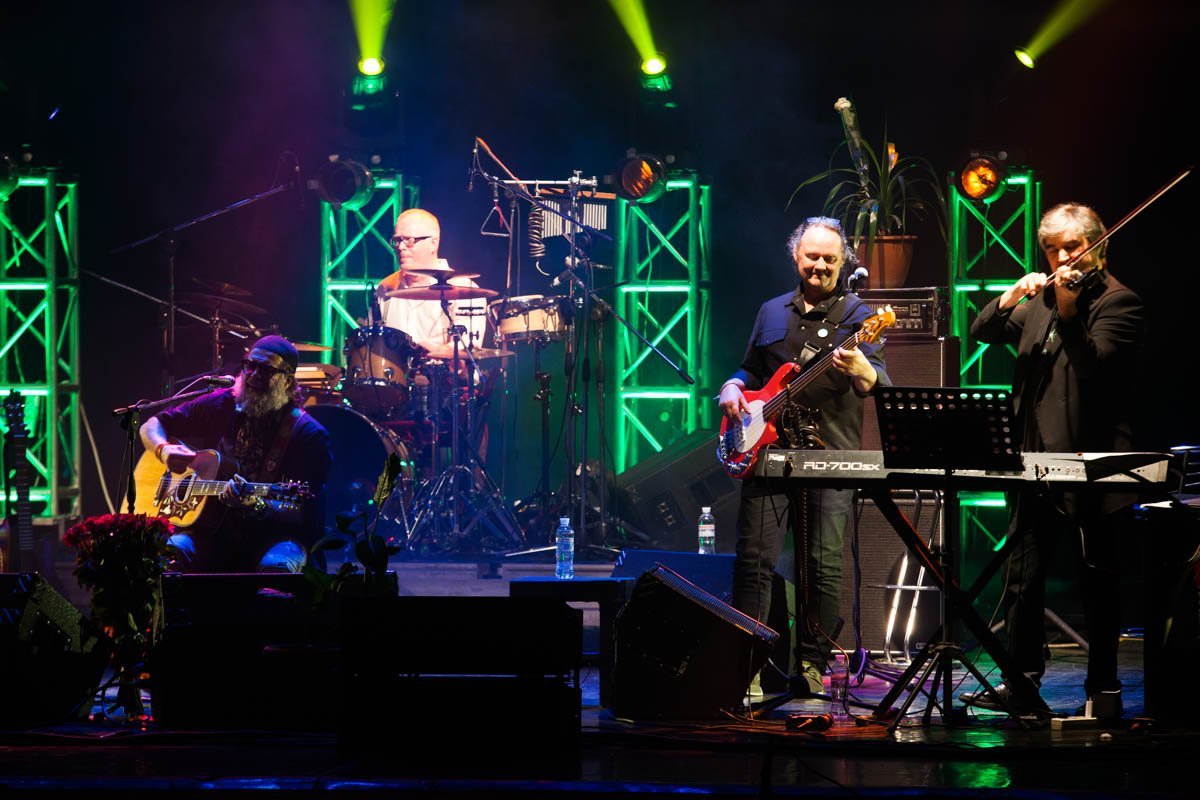 На полустанке, средь бескрайних полей, забросить телефон за плечо и сказать себе:  На полустанке, средь бескрайних полей, забросить телефон за плечо и сказать себе: