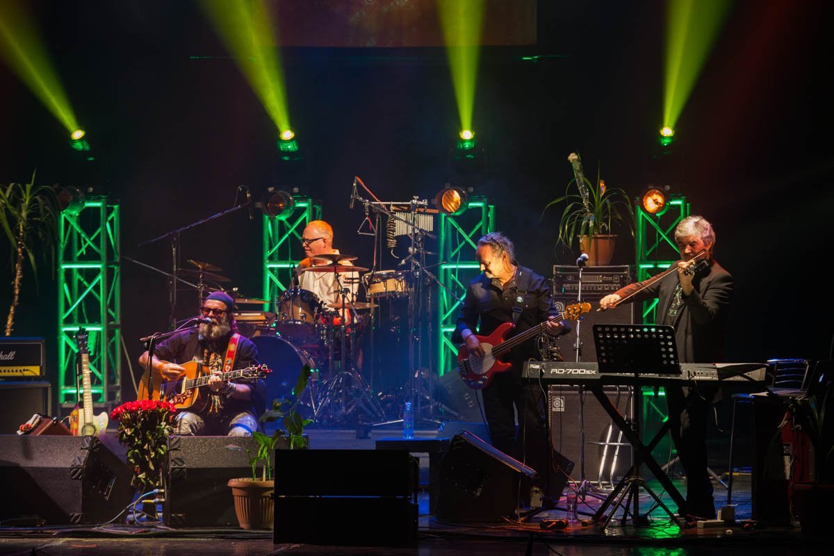 Садовник внимательно следит за каждым корнеплодом на грядке Садовник внимательно следит за каждым корнеплодом на грядке