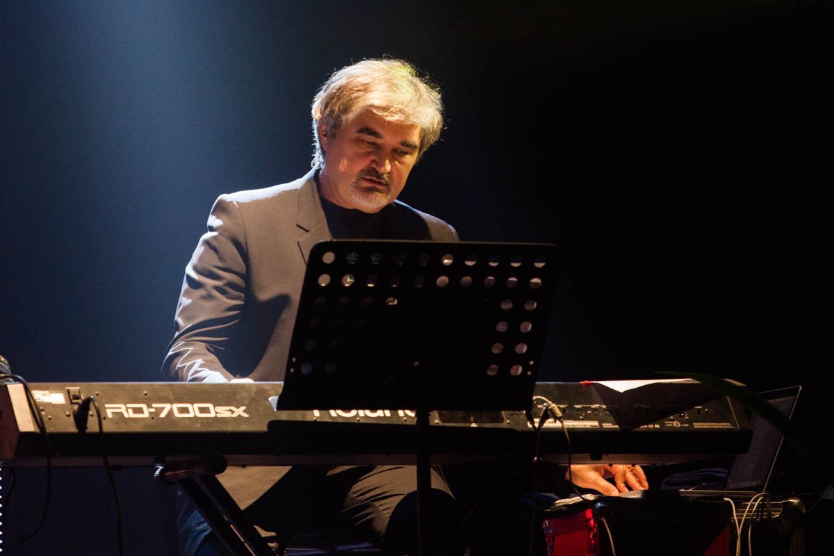 Андрей Суротдинов за клавишными. 2 года "Аквариум" был без клавишных Андрей Суротдинов за клавишными. 2 года "Аквариум" был без клавишных