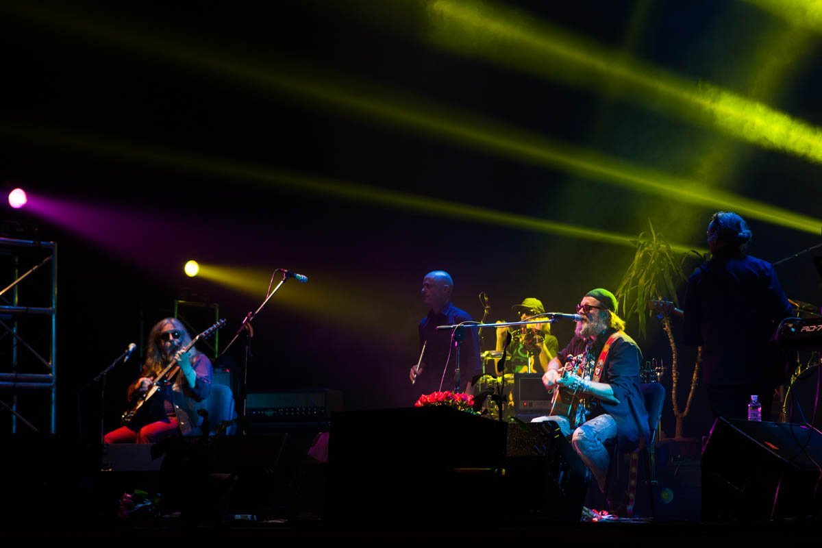 А я все пляшу не глядя на ледяном краю, и держит меня одна та, которую я люблю А я все пляшу не глядя на ледяном краю, и держит меня одна та, которую я люблю